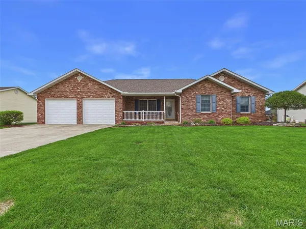 $350,000 | 1121 Lakeview Drive, Breese, IL 62230