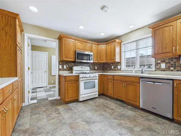 $350,000 | 1121 Lakeview Drive, Breese, IL 62230