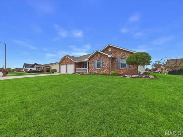 $350,000 | 1121 Lakeview Drive, Breese, IL 62230