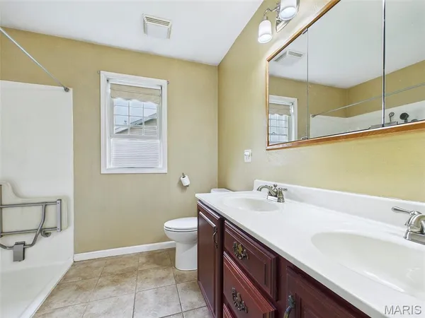 $350,000 | 1121 Lakeview Drive, Breese, IL 62230