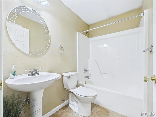 $350,000 | 1121 Lakeview Drive, Breese, IL 62230