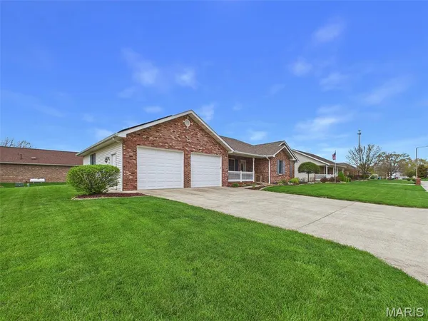$350,000 | 1121 Lakeview Drive, Breese, IL 62230