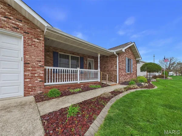 $350,000 | 1121 Lakeview Drive, Breese, IL 62230