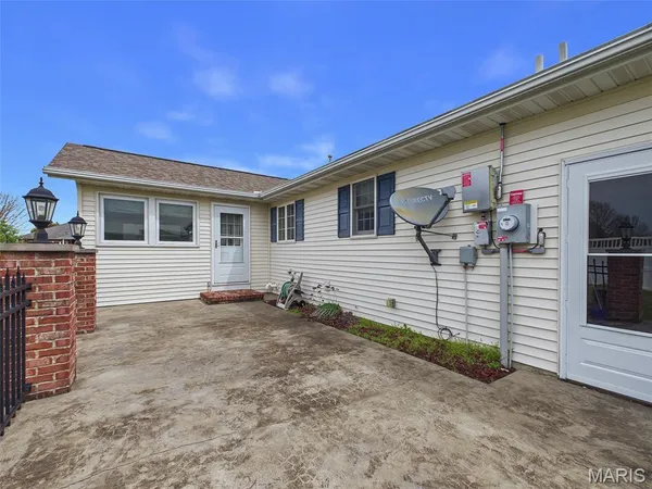 $350,000 | 1121 Lakeview Drive, Breese, IL 62230