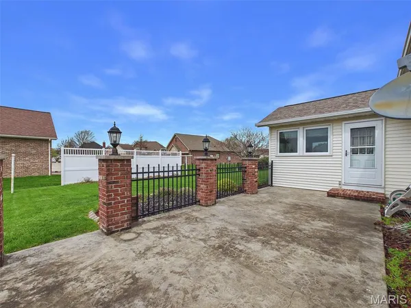 $350,000 | 1121 Lakeview Drive, Breese, IL 62230