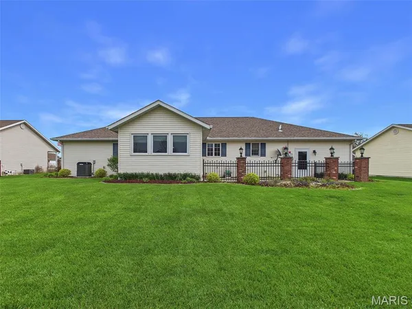 $350,000 | 1121 Lakeview Drive, Breese, IL 62230