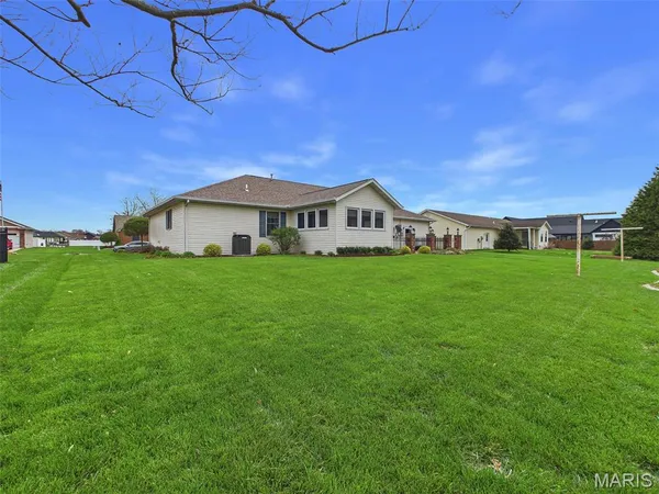 $350,000 | 1121 Lakeview Drive, Breese, IL 62230