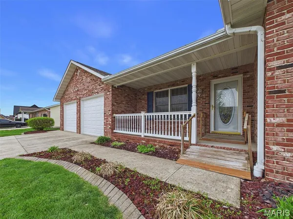 $350,000 | 1121 Lakeview Drive, Breese, IL 62230