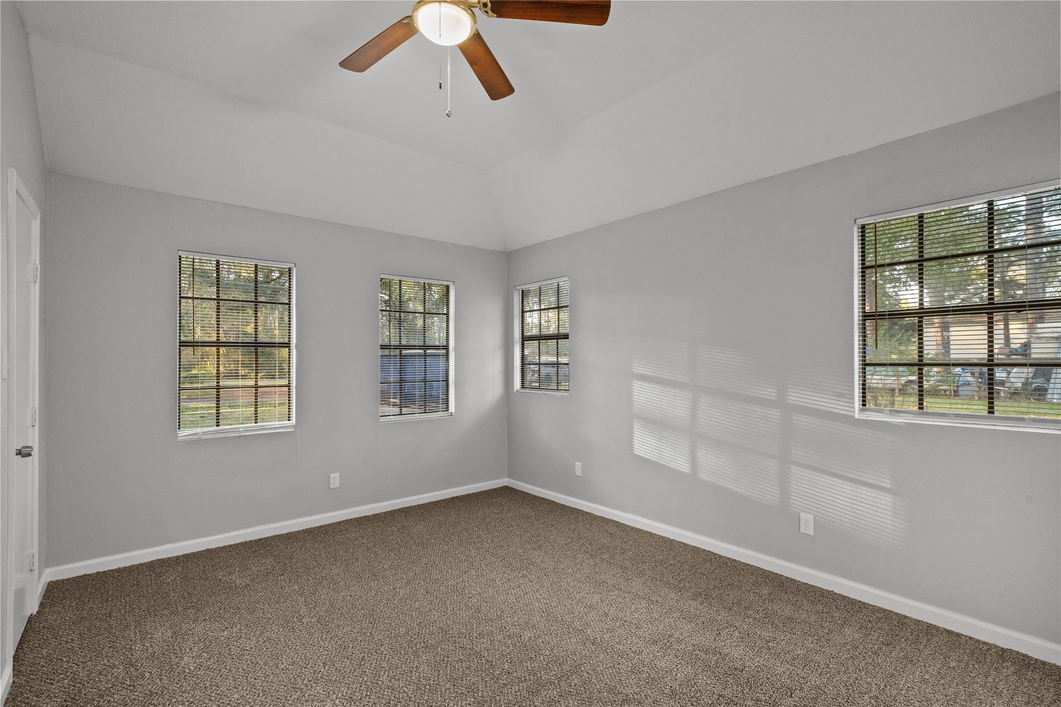 20575 Kings Road New Caney, TX 77357 - Photo 15 of 19 Tres celiing, nice bright and airy!