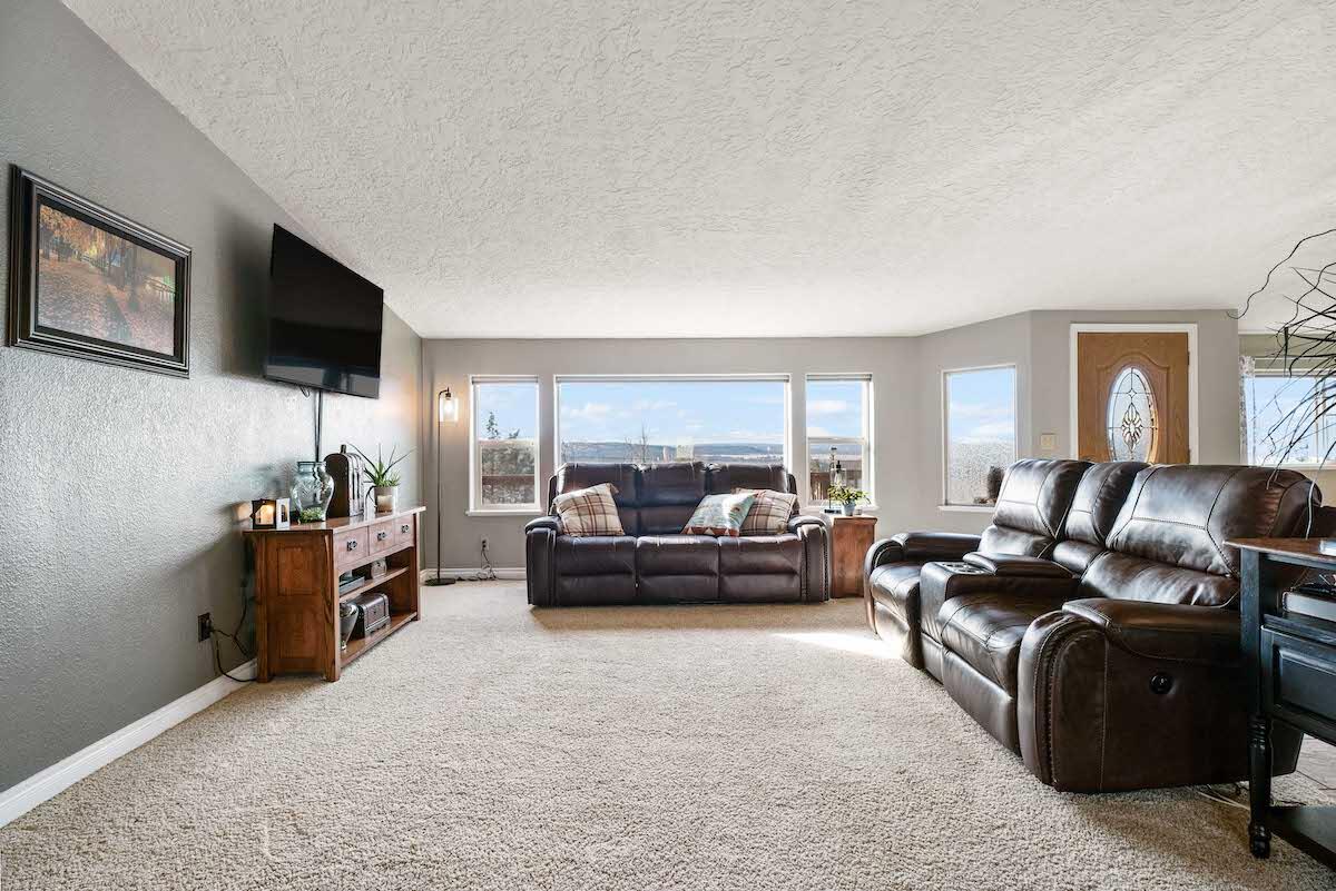 8242 Southwest Sand Ridge Road Terrebonne, OR 97760 - Photo 7 of 50 13-Living Room