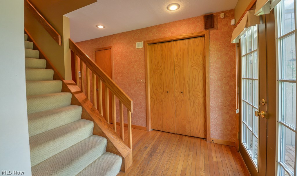 3200 Sandy Lake Road Ravenna, OH 44266 - Photo 6 of 31 Foyer