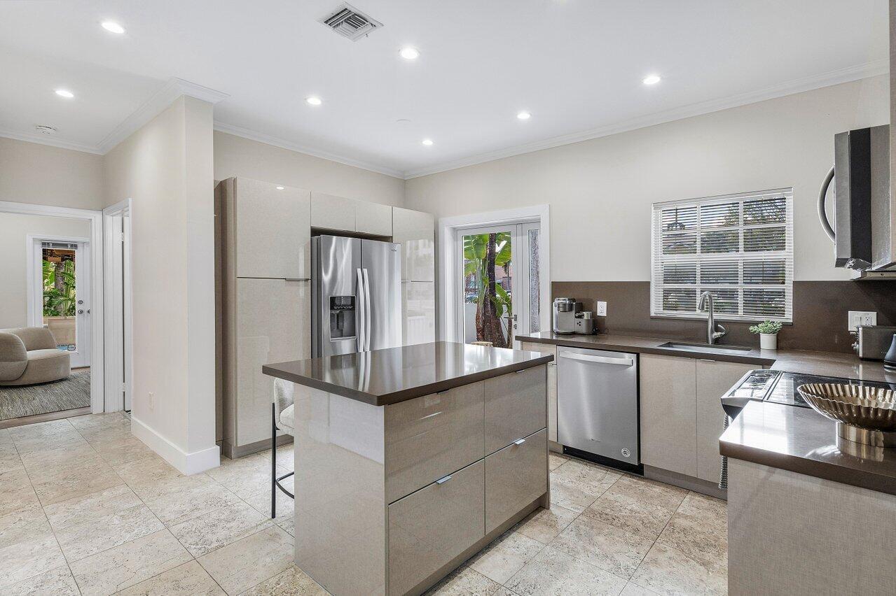 200 Northeast 2nd Street Boca Raton, FL 33432 - Photo 10 of 42 Kitchen