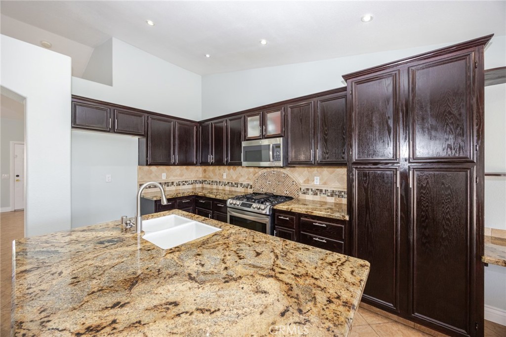 15045 Spring Street Fontana, CA 92335 - Photo 12 of 36
