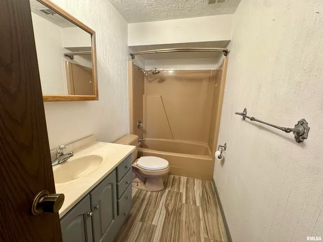 $900 | 4211 Highway 6, Unit 1, Coal Valley, IL 61240