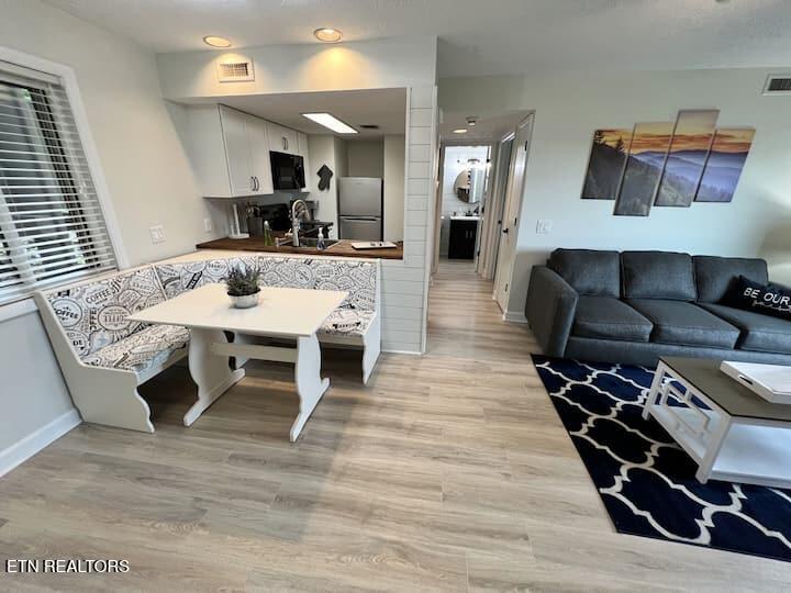 3710 Weber Road, Unit 104E Gatlinburg, TN 37738 - Photo 6 of 42 104E living room:dining:kitchen