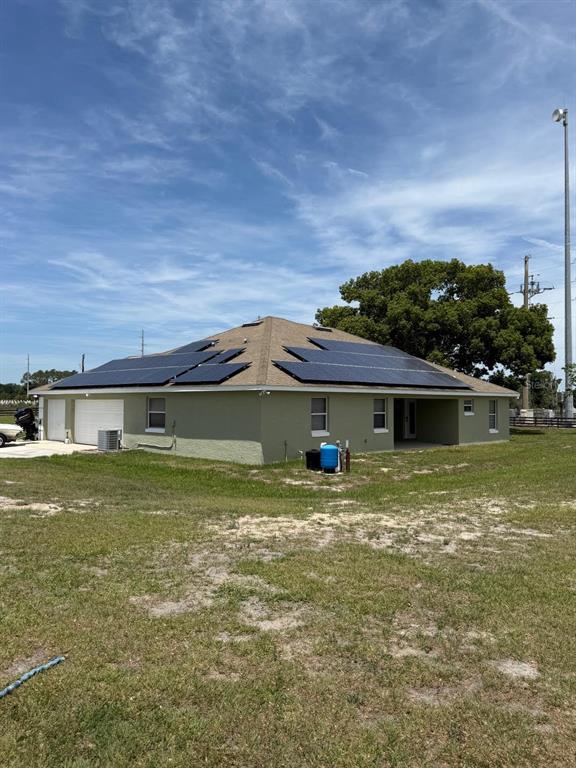 41430 Roger Giles Road Umatilla, FL 32784 - Photo 7 of 27 a front view of a house with a garden