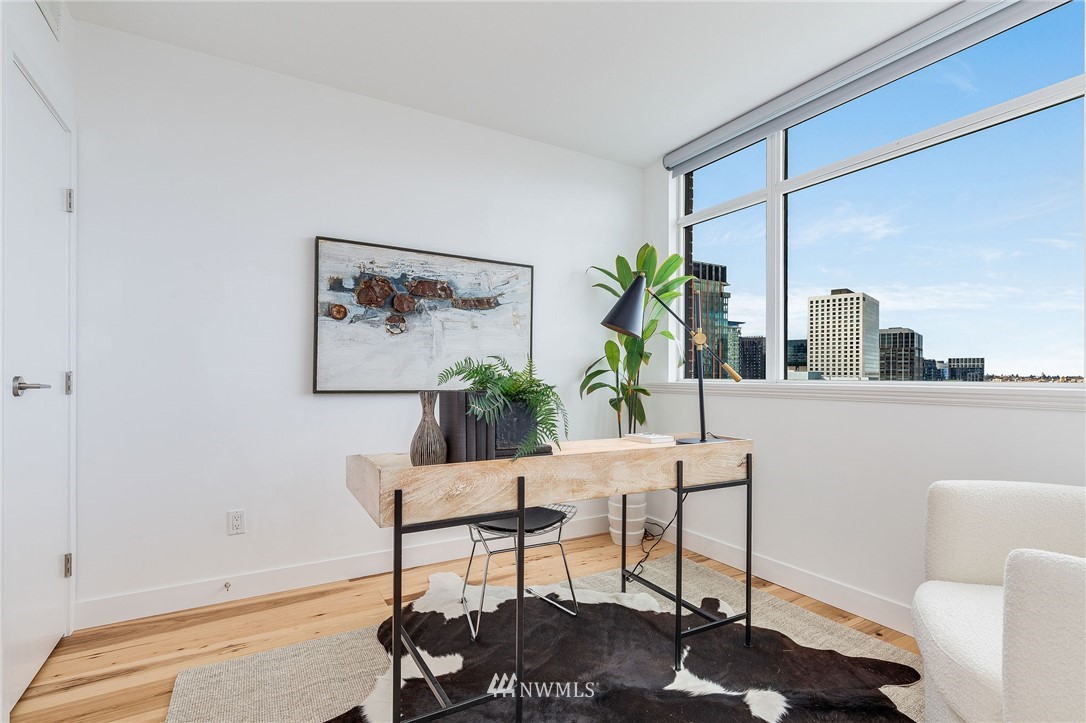 1420 Terry Avenue, Unit 2602 Seattle, WA 98101 - Photo 26 of 40 a living room with furniture and a potted plant