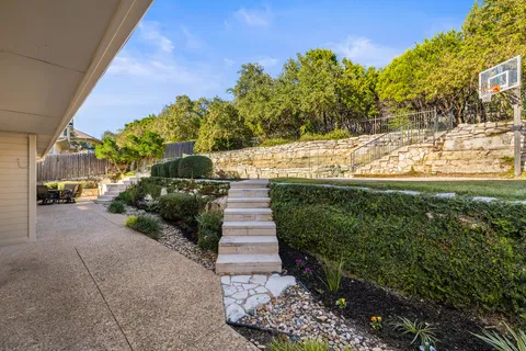 a view of a backyard