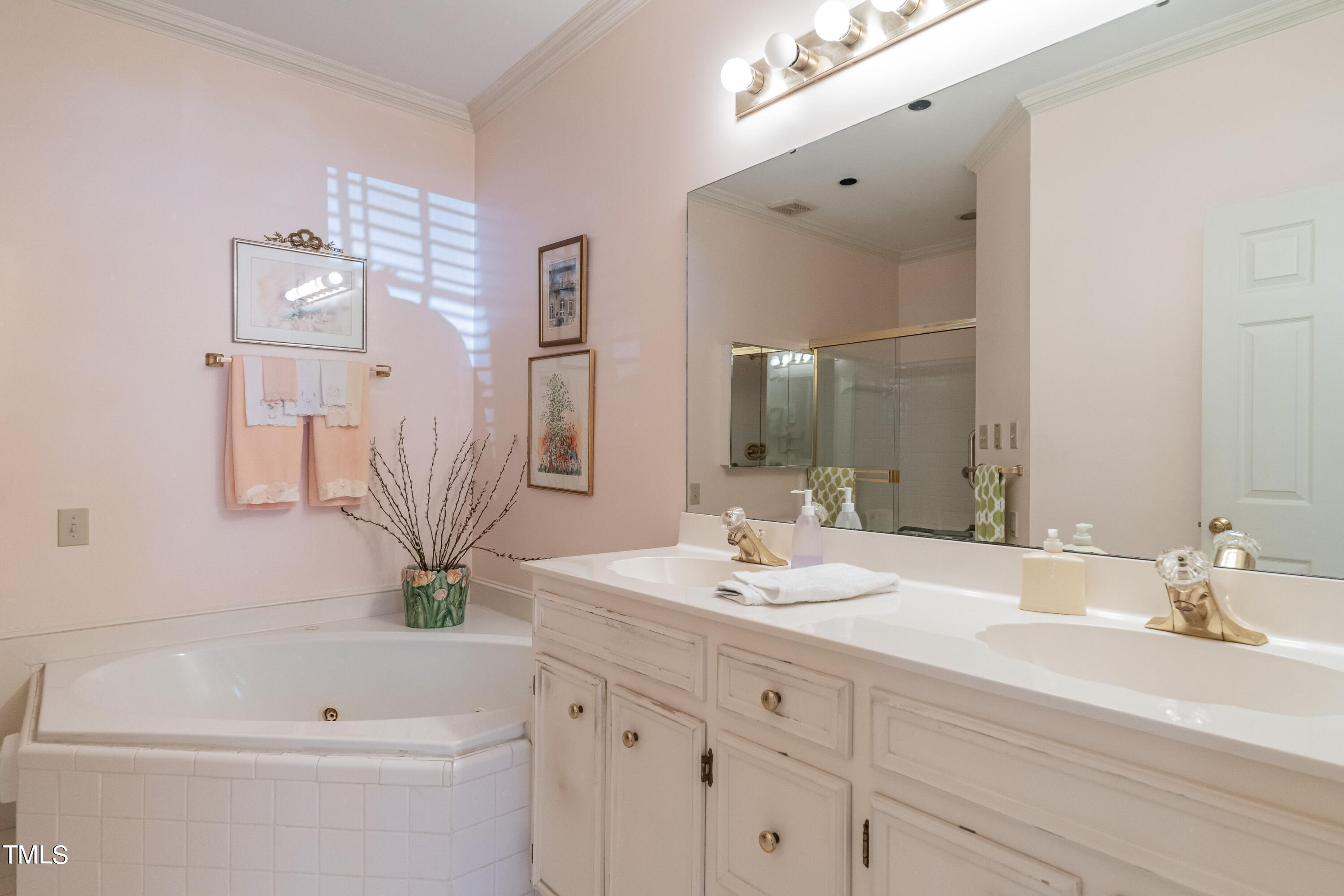 3341 Ridgecrest Court Raleigh, NC 27607 - Photo 14 of 26 a bathroom with a tub a sink and mirror