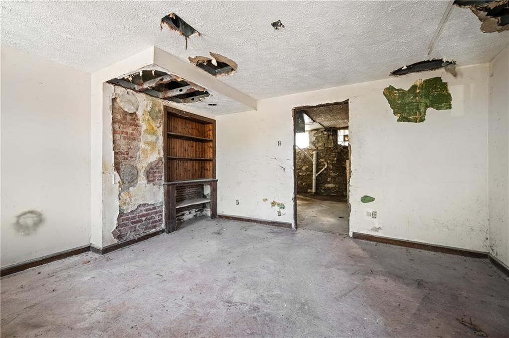 1339 Romanhoff Street Pittsburgh, PA 15212 - Photo 9 of 30 an empty room with windows and closet