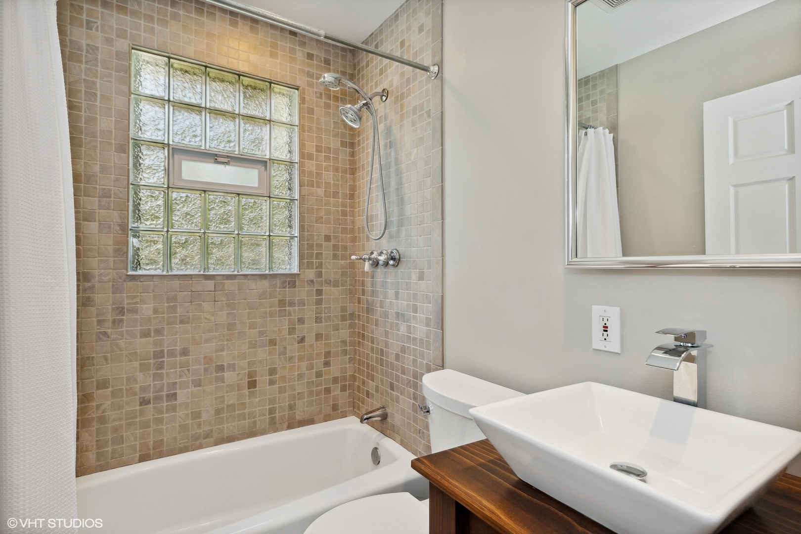 1005 Jenkisson Avenue Lake Bluff, IL 60044 - Photo 13 of 16 a bathroom with a sink and a bathtub