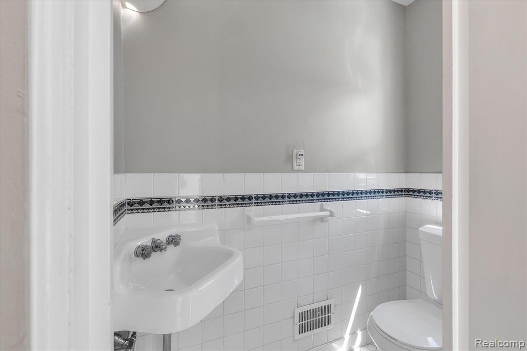 1058 Roslyn Road Grosse Pointe Woods, MI 48236 - Photo 24 of 43