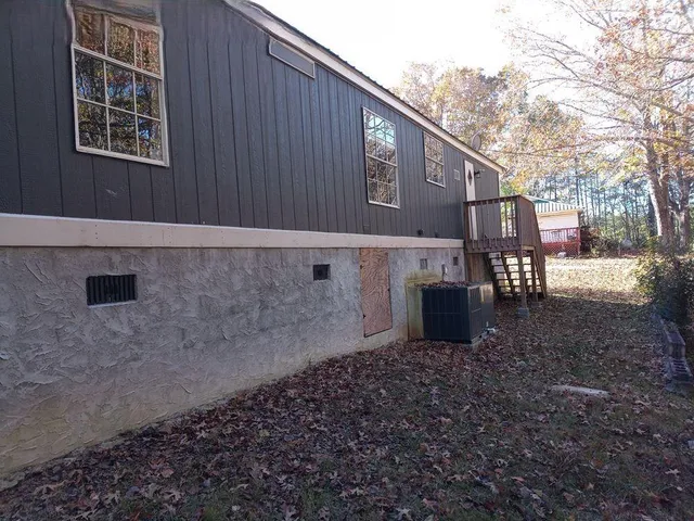 a view of a back yard