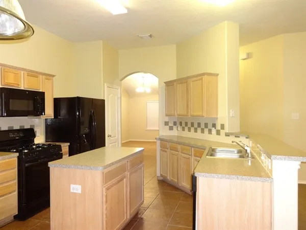 $2,060 | 20335 Mammoth Falls Drive, Tomball, TX 77375