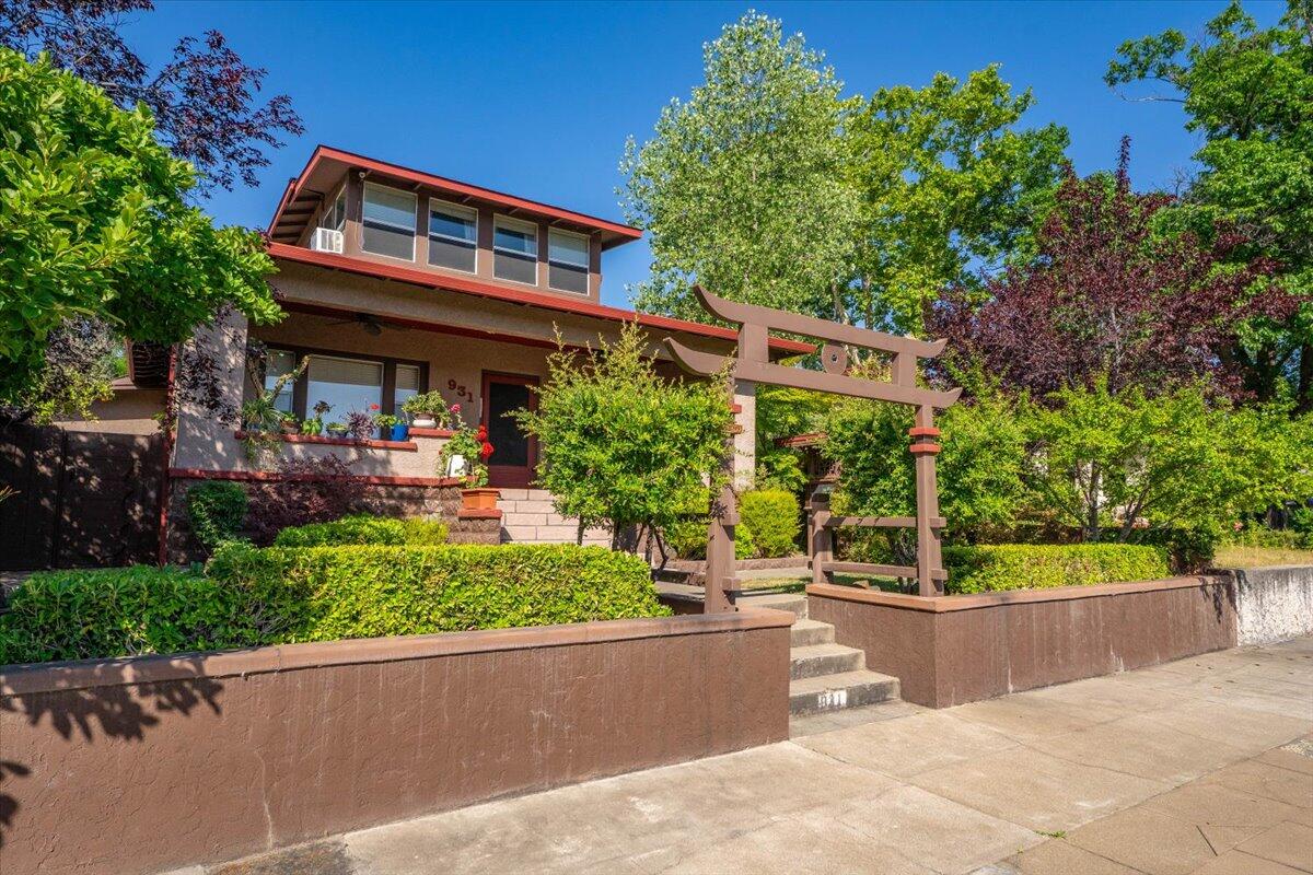 931 Rio Street Red Bluff, CA 96080 - Photo 5 of 54 a front view of a house with a yard
