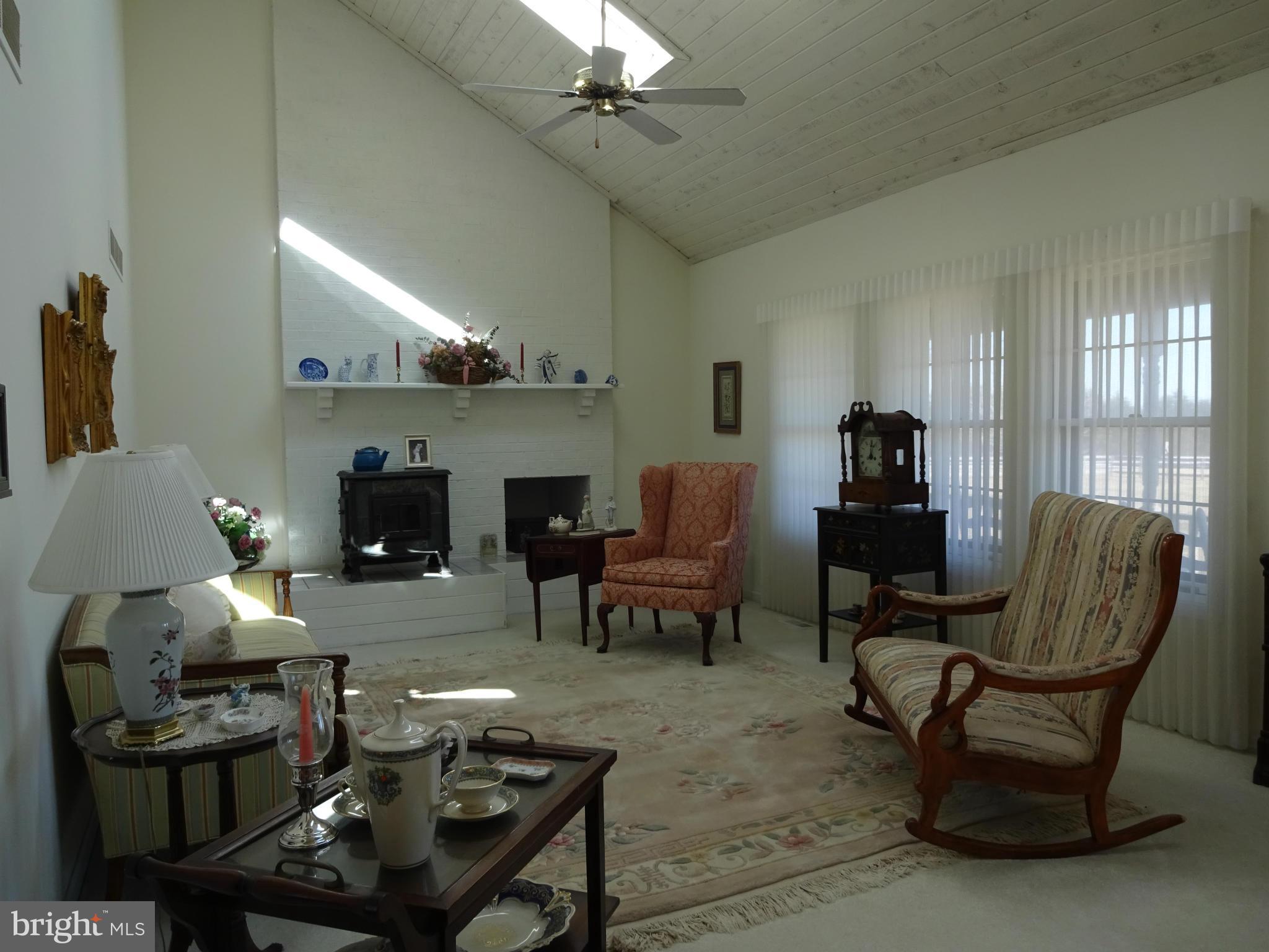 Living Room w/vaulted ceiling