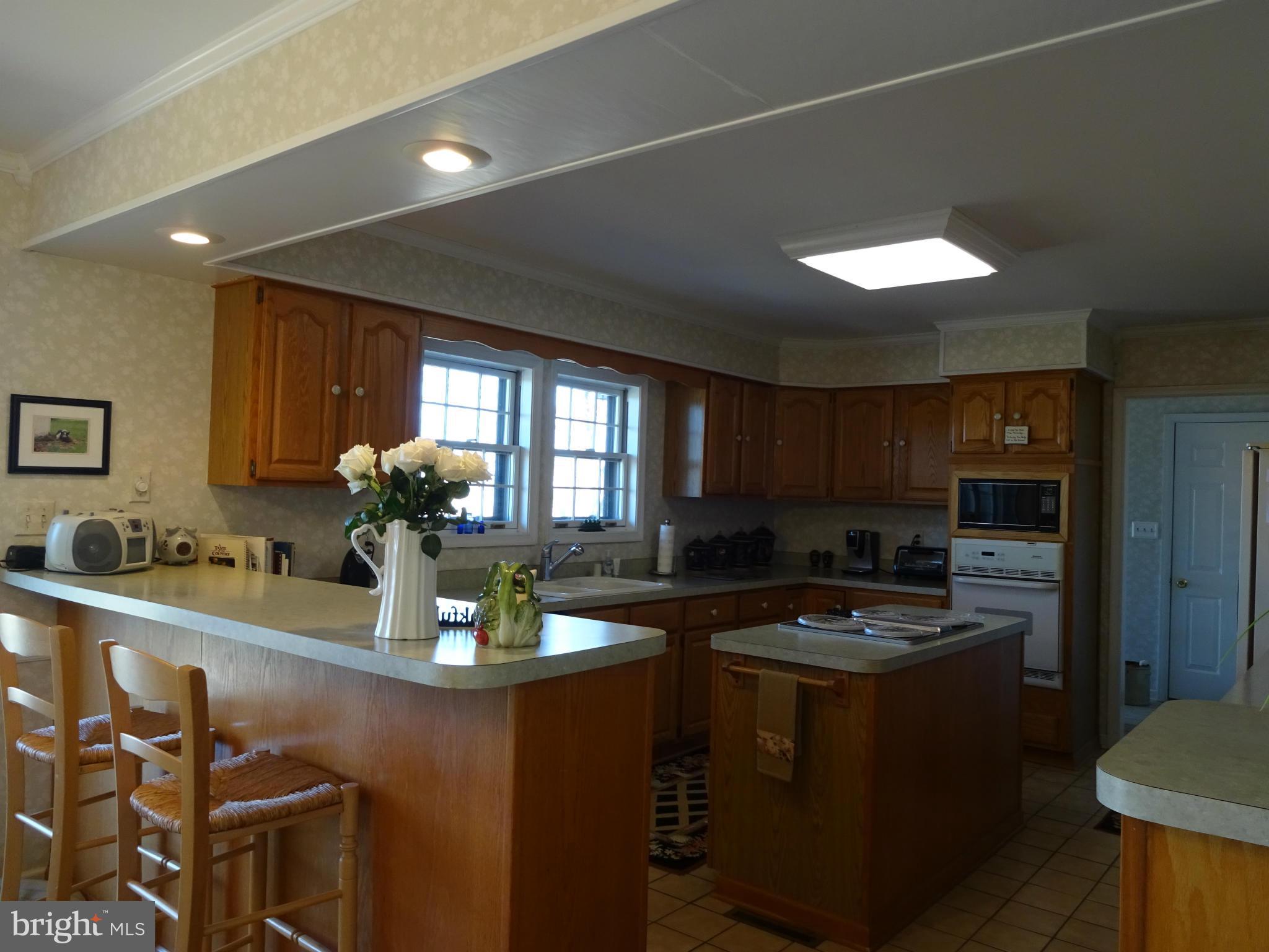 Kitchen w/center island