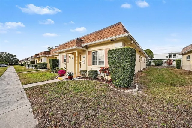 a view of a house with backyard