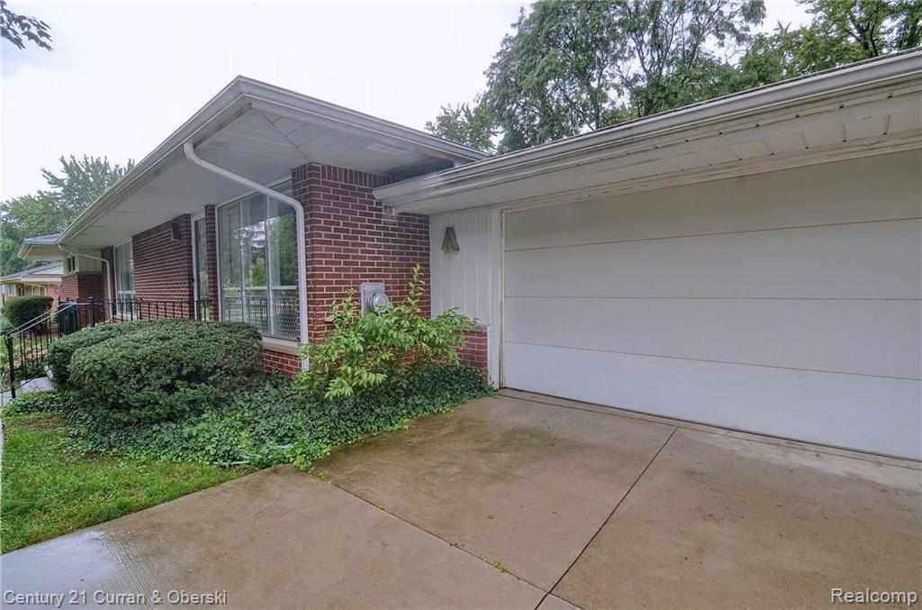 28211 Peppermill Road Farmington Hills, MI 48331 - Photo 2 of 26