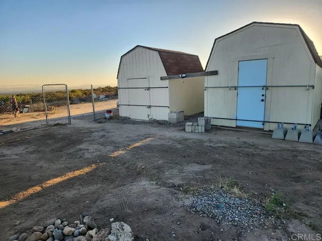 a view of a house with backyard