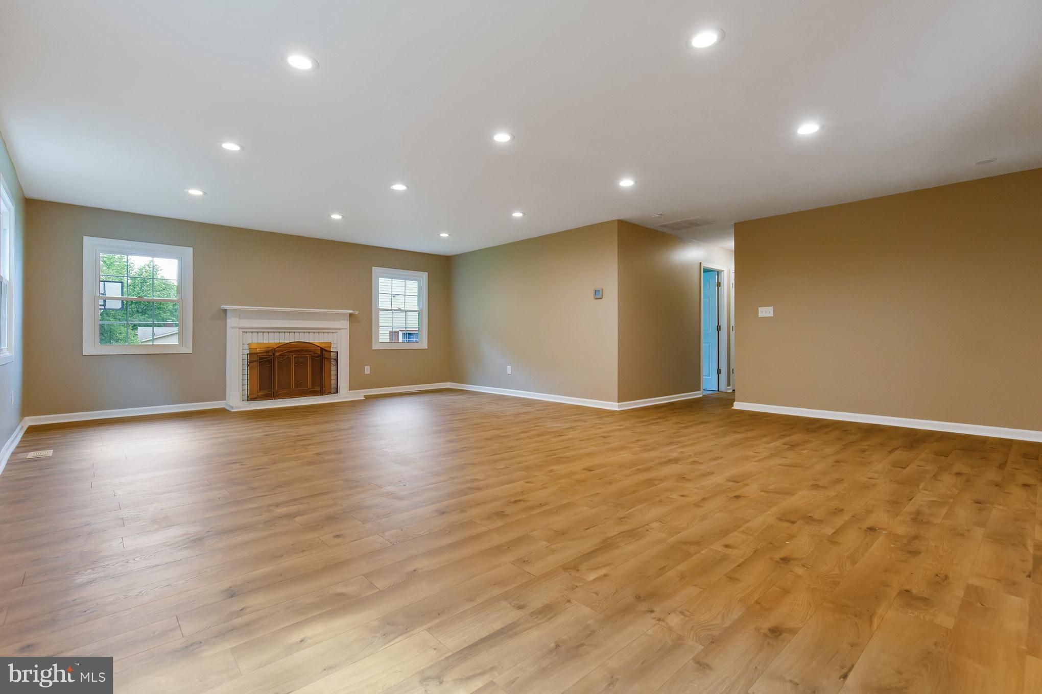 8803 Oxwell Lane Laurel, MD 20708 - Photo 4 of 30 Living Room