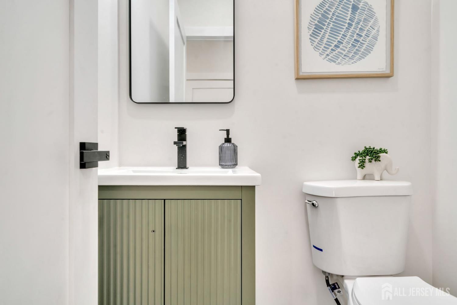 66 Garden Terrace Edison, NJ 08817 - Photo 21 of 40 a bathroom with a toilet sink and mirror