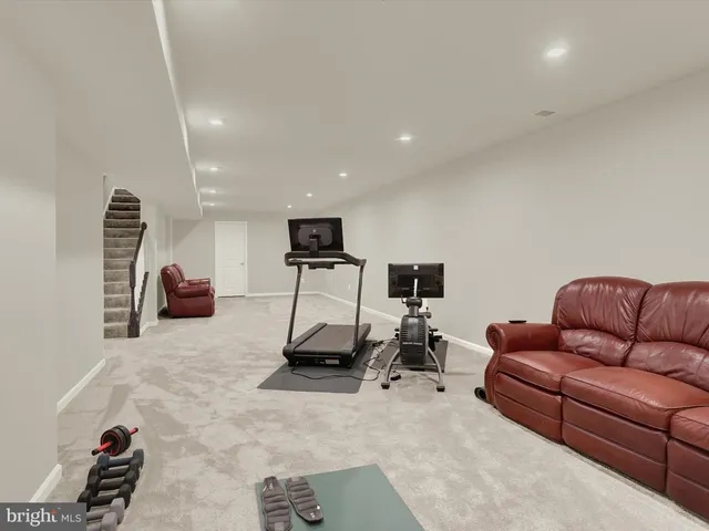 a view of livingroom with furniture