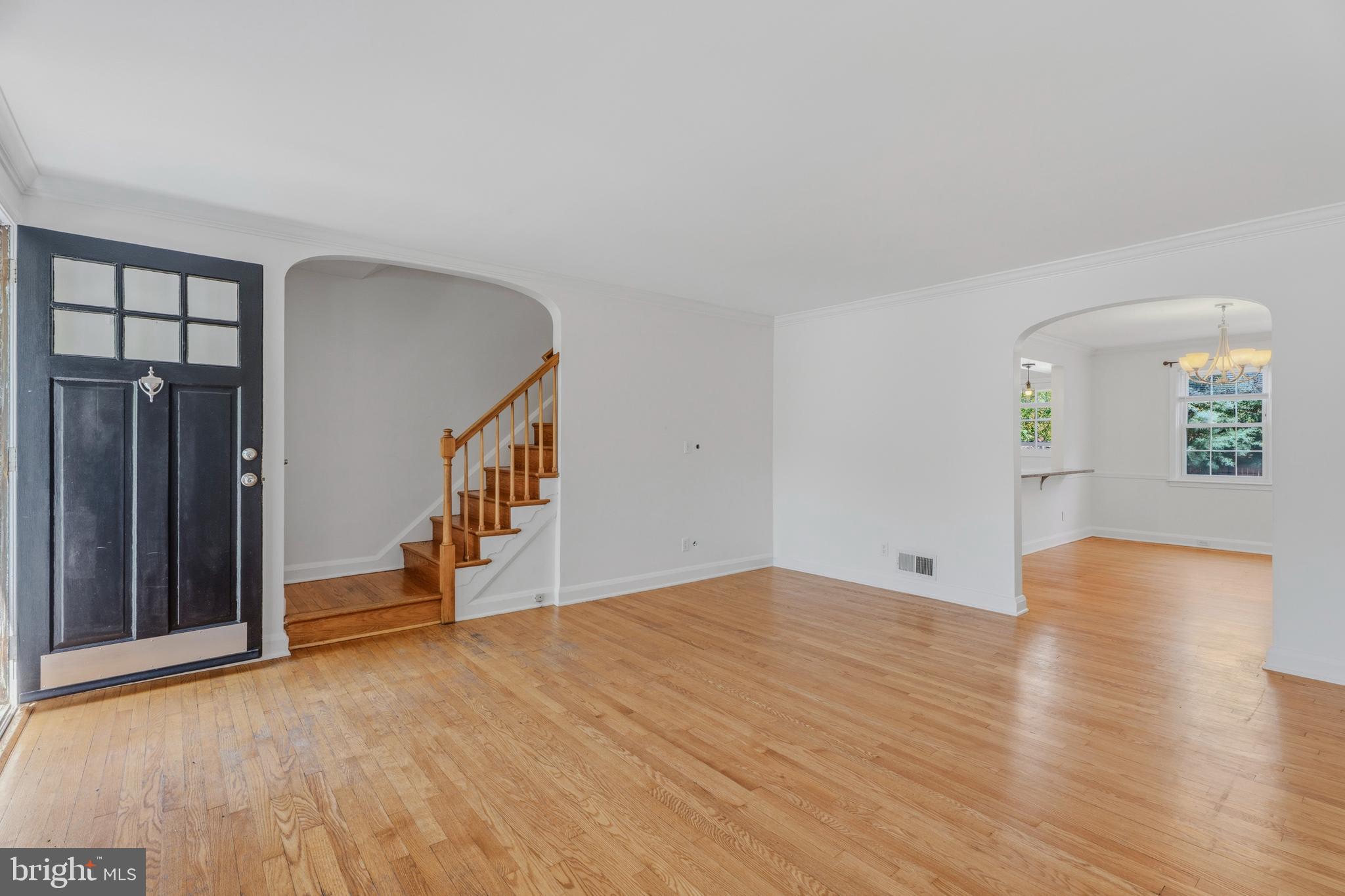 7037 Heathfield Road Baltimore, MD 21212 - Photo 7 of 44 Living Room