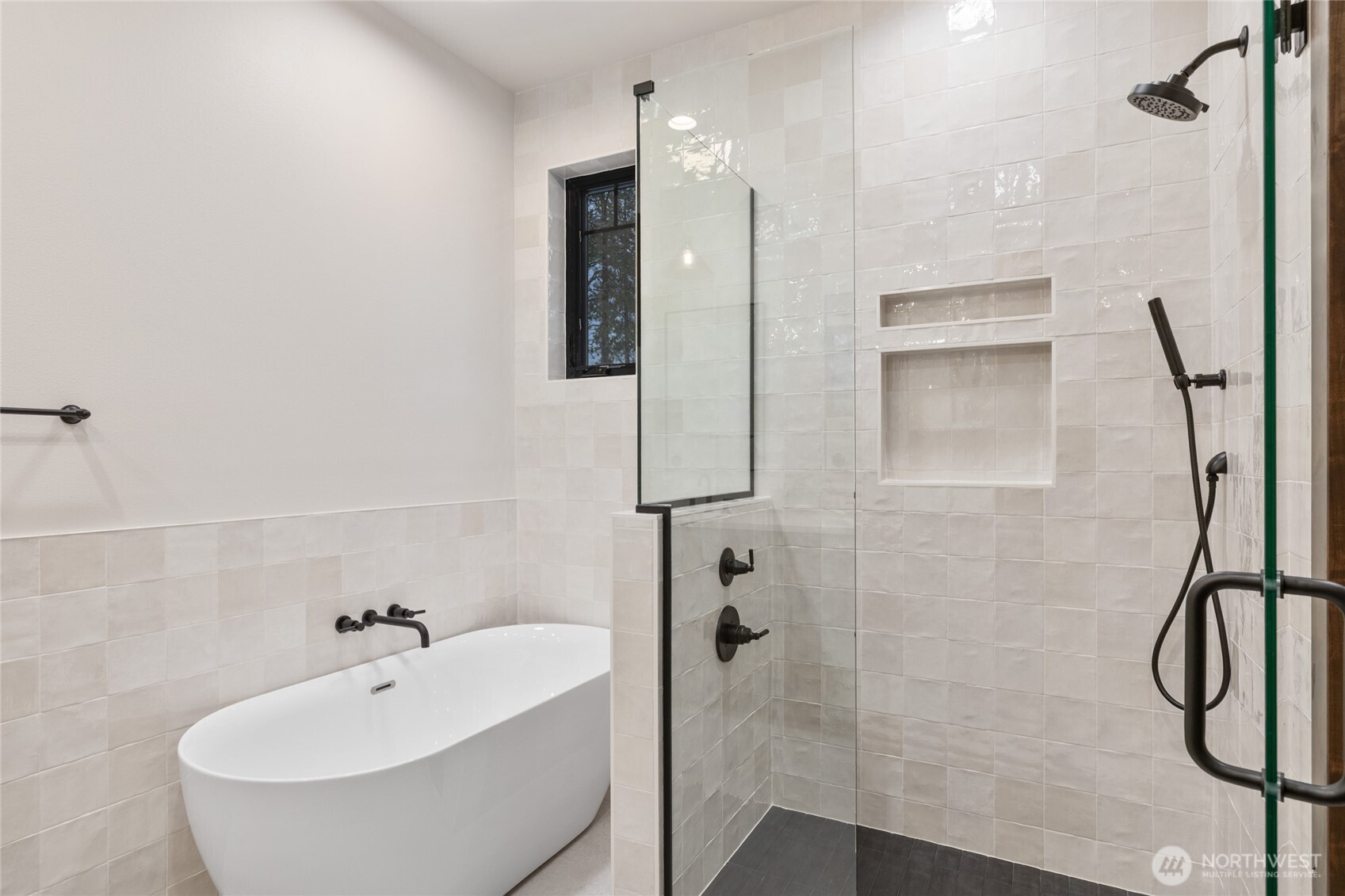 581 Wanawish Loop Cle Elum, WA 98922 - Photo 21 of 40 a bathroom with a bathtub and shower