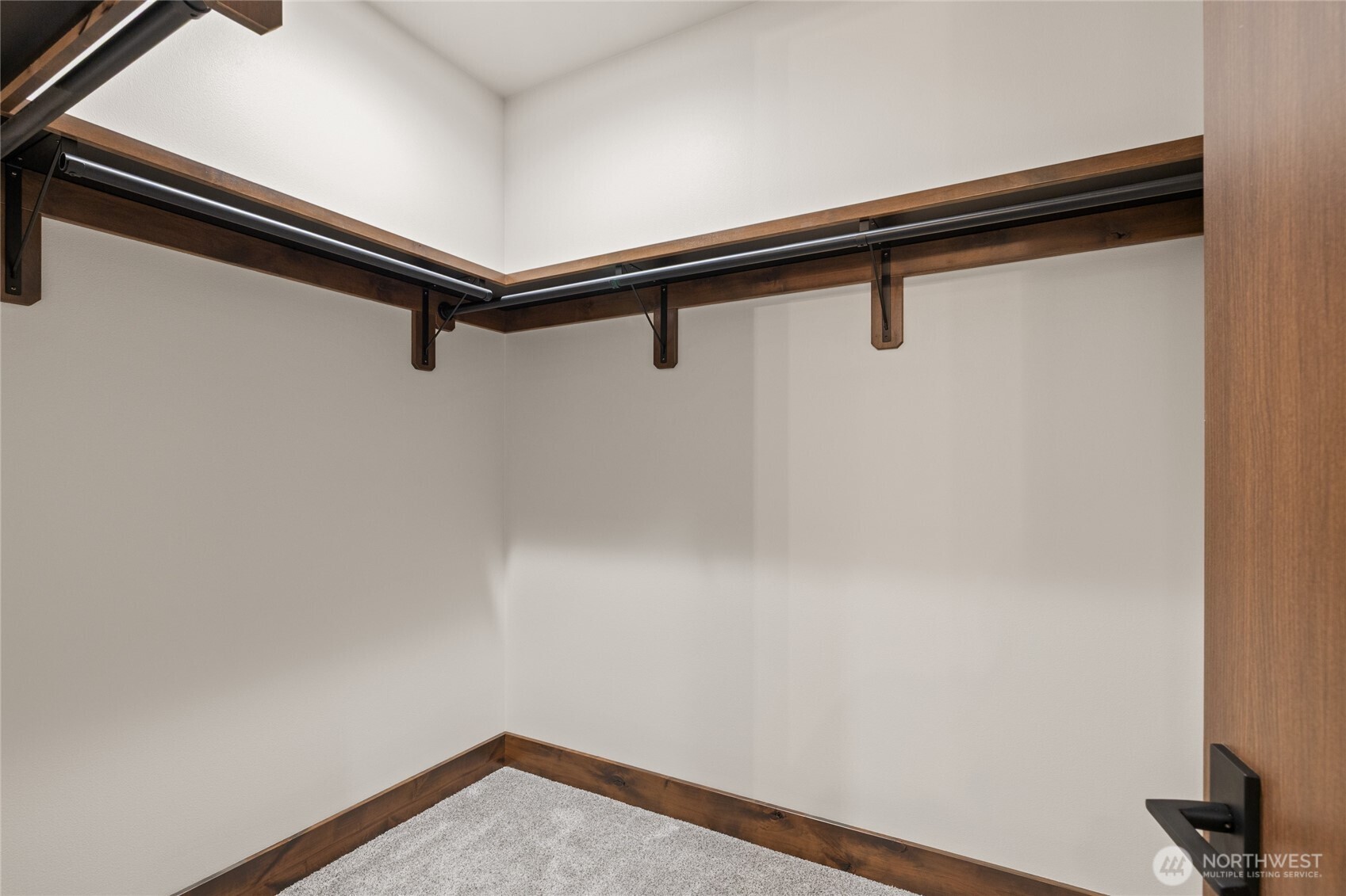 581 Wanawish Loop Cle Elum, WA 98922 - Photo 22 of 40 a close view of closet