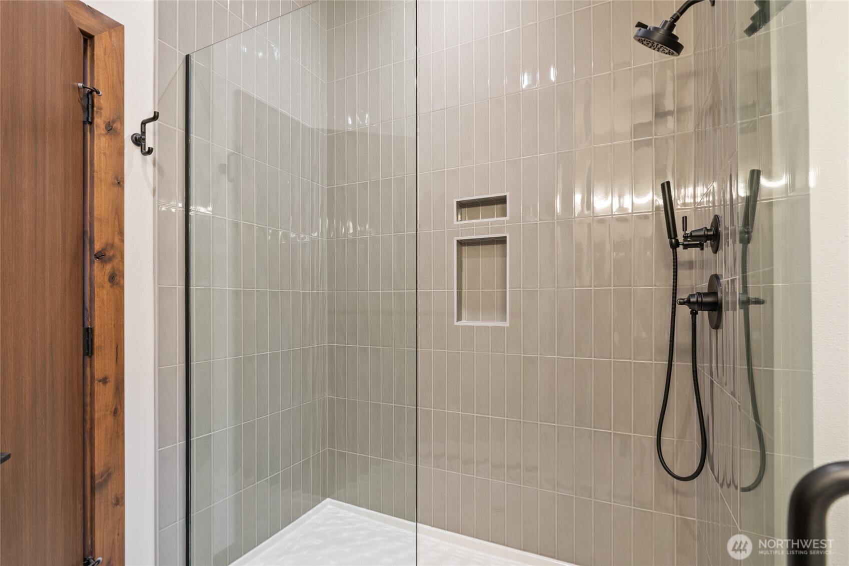 581 Wanawish Loop Cle Elum, WA 98922 - Photo 33 of 40 a bathroom with a shower