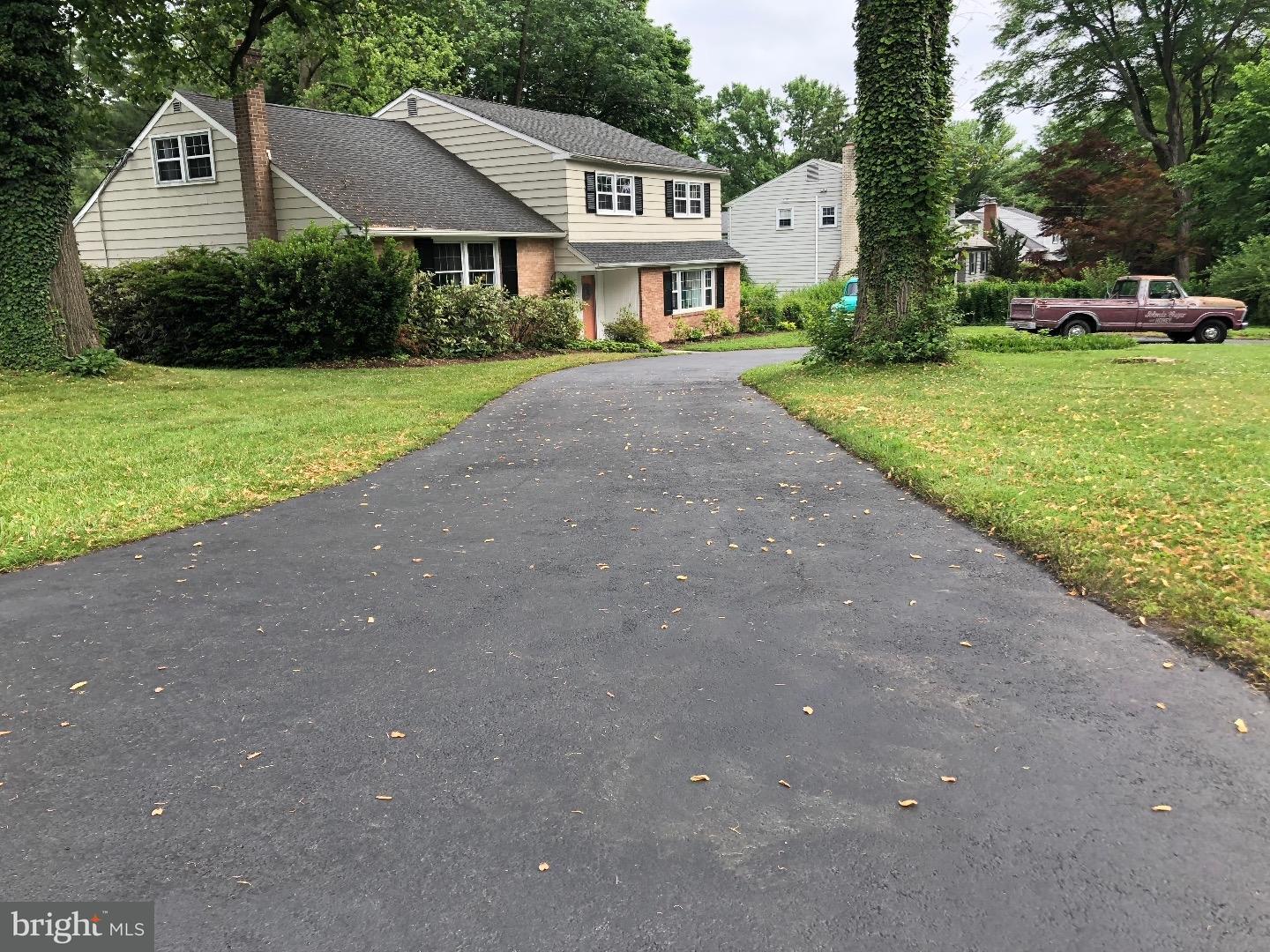 201 Glendale Road Wallingford, PA 19086 - Photo 2 of 25 Driveway