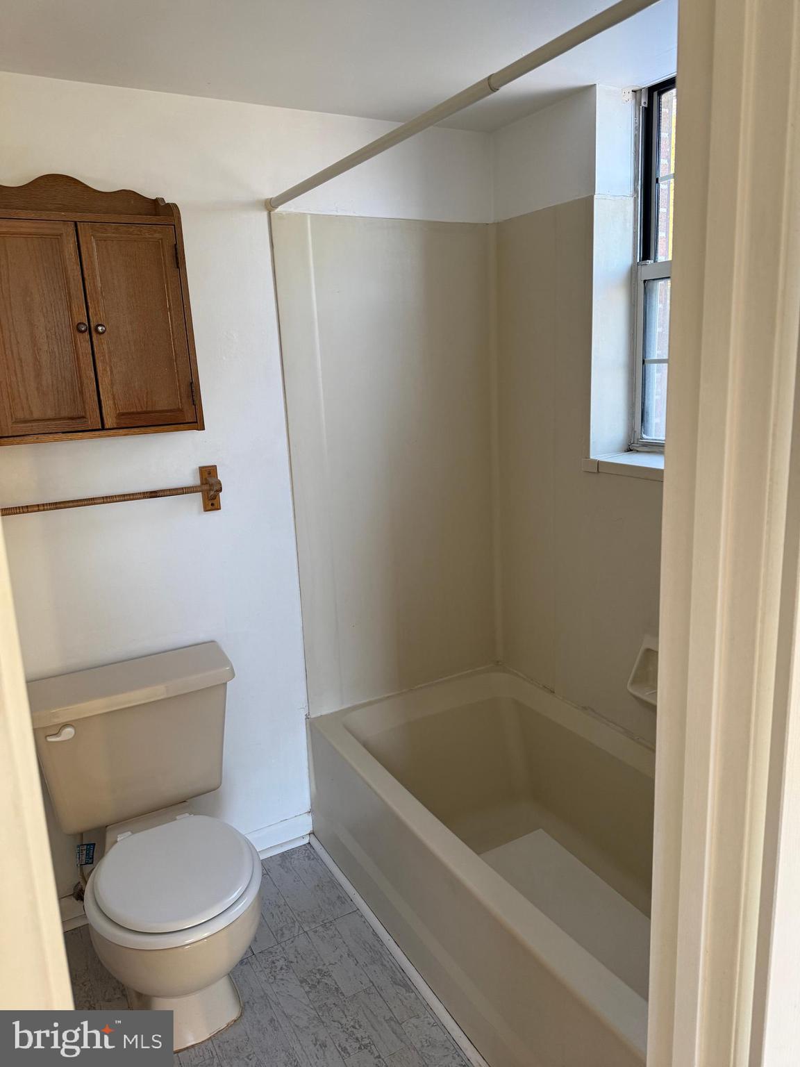 101 North Caroline Place Dover, DE 19904 - Photo 28 of 31 a bathroom with a toilet and a bathtub