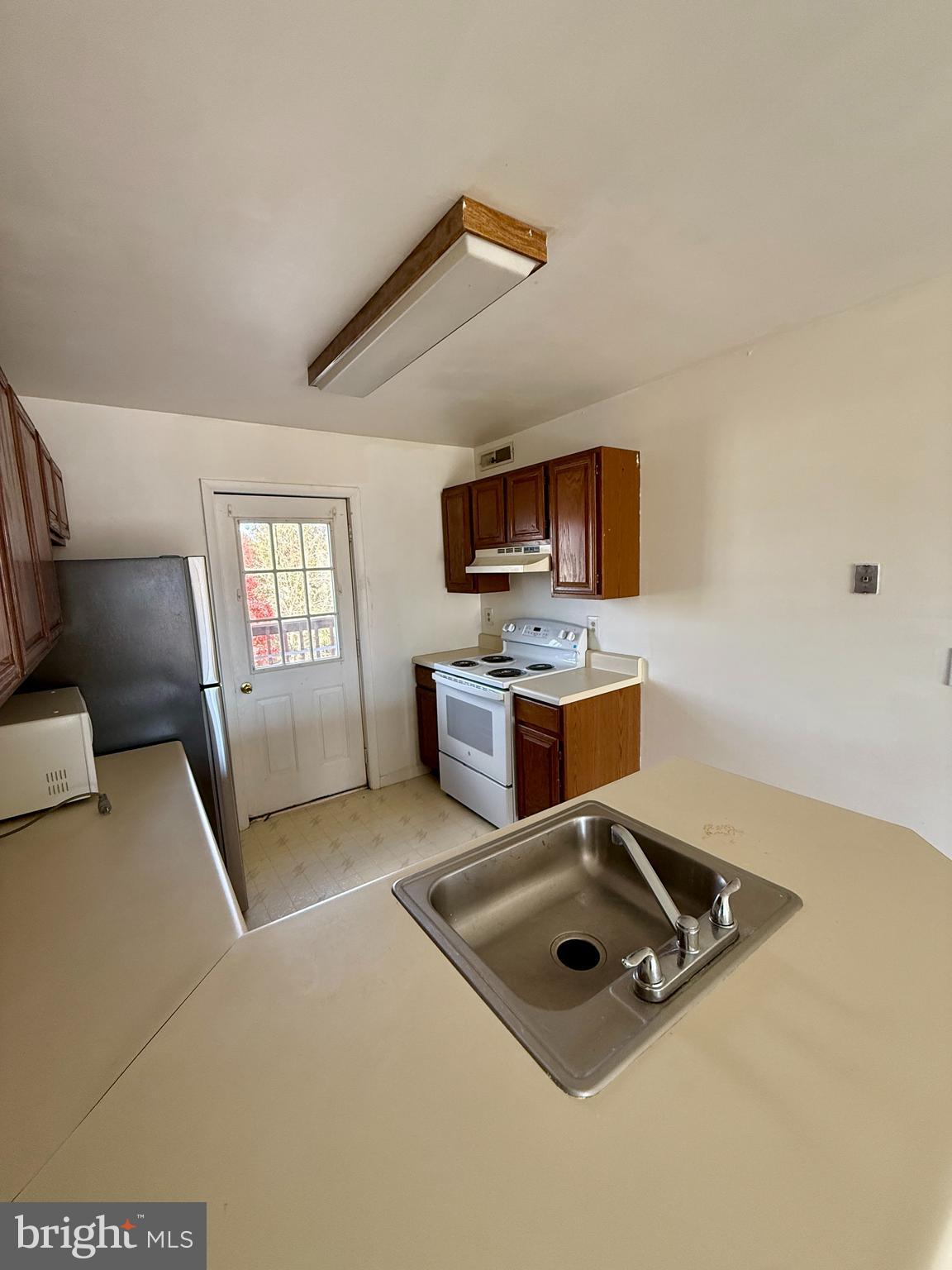 101 North Caroline Place Dover, DE 19904 - Photo 7 of 31 a living room with furniture and a flat screen tv