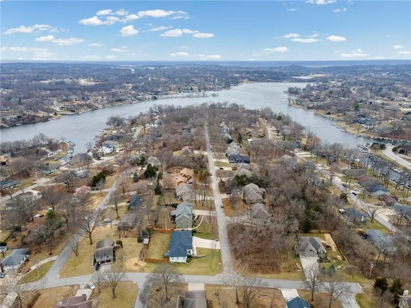 $799,000 | 8119 Venita Drive, Weatherby Lake, MO 64152