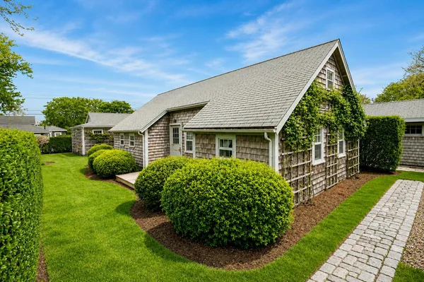 $3,999,999 | 2 Lily Street, Nantucket, MA 02554