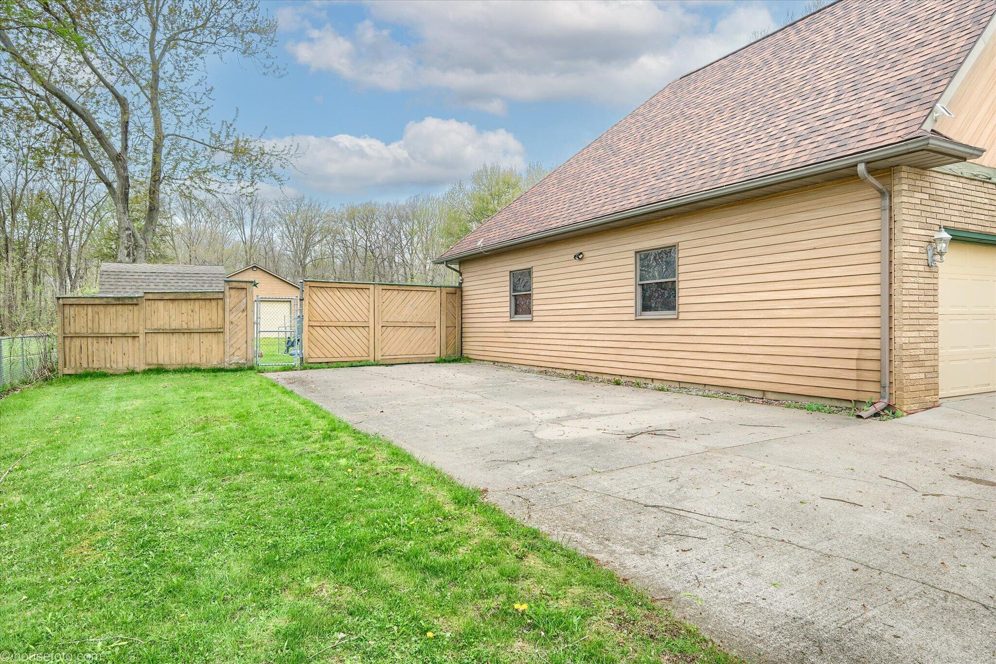 6453 Johnson Road Flushing, MI 48433 - Photo 4 of 40 06-Housefoto_DSCF3880-HDR(3)