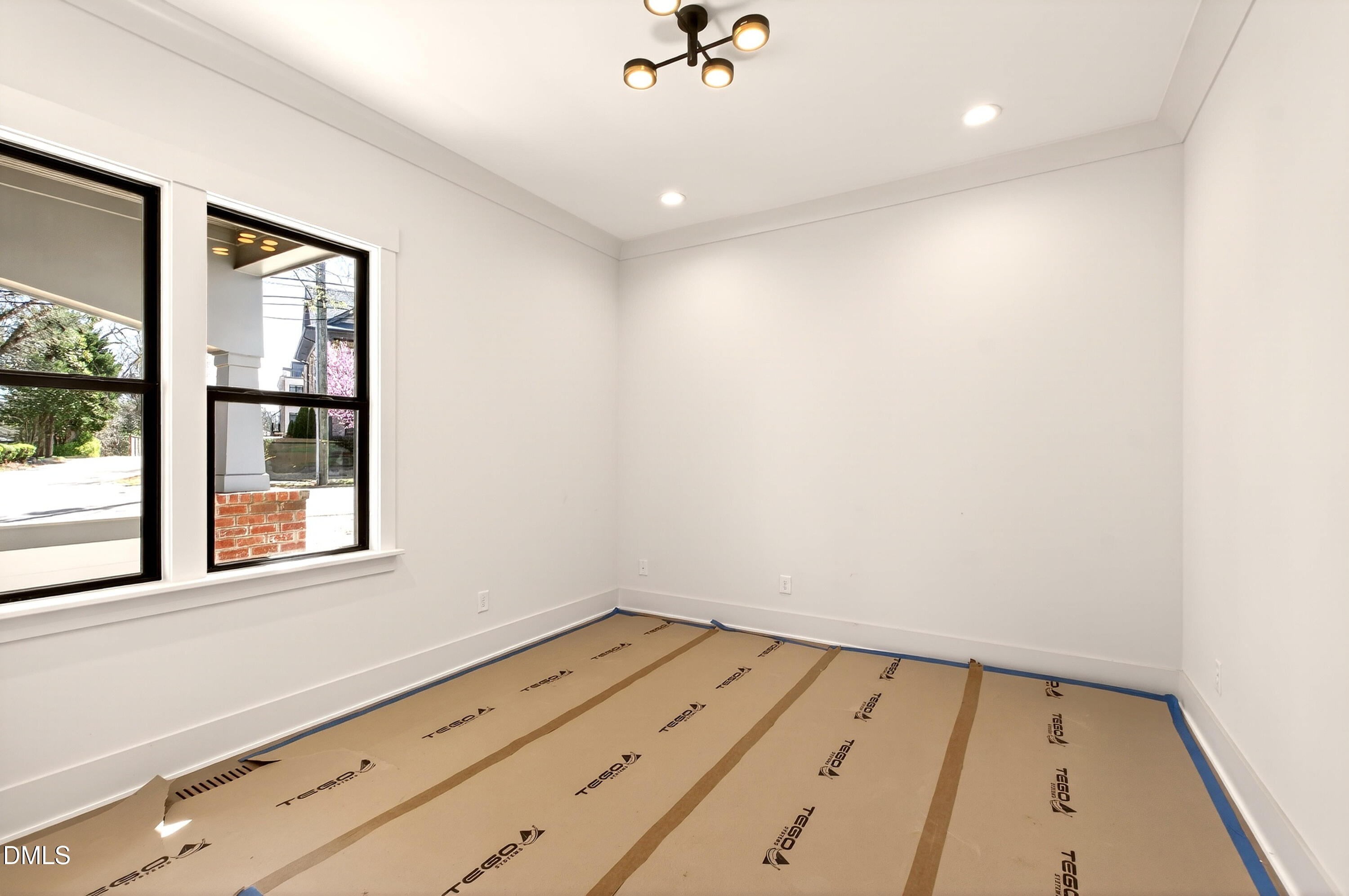 909 Oberlin Road Raleigh, NC 27605 - Photo 4 of 59 an empty room with a window