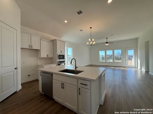 $3,400 | 152 West Magnolia Circle, La Vernia, TX 78121