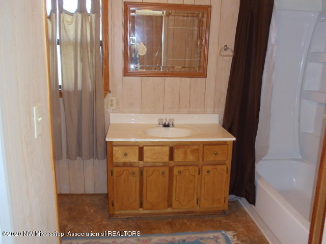 1462-1464 Merry Hill Ranch Road Senatobia, MS 38668 - Photo 13 of 16 Full bath